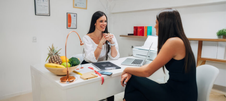 Two girls talking about personalized nutrition counseling-image